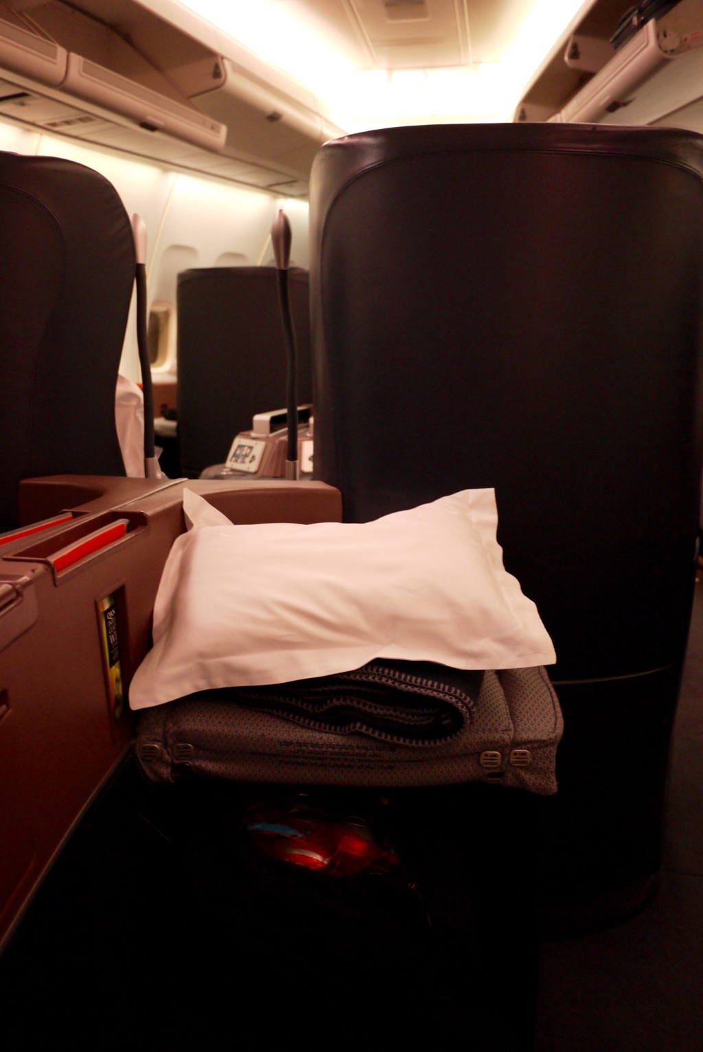 Qantas (old) 747 First Class Review - QF128 Hong Kong to Sydney | Point Hacks