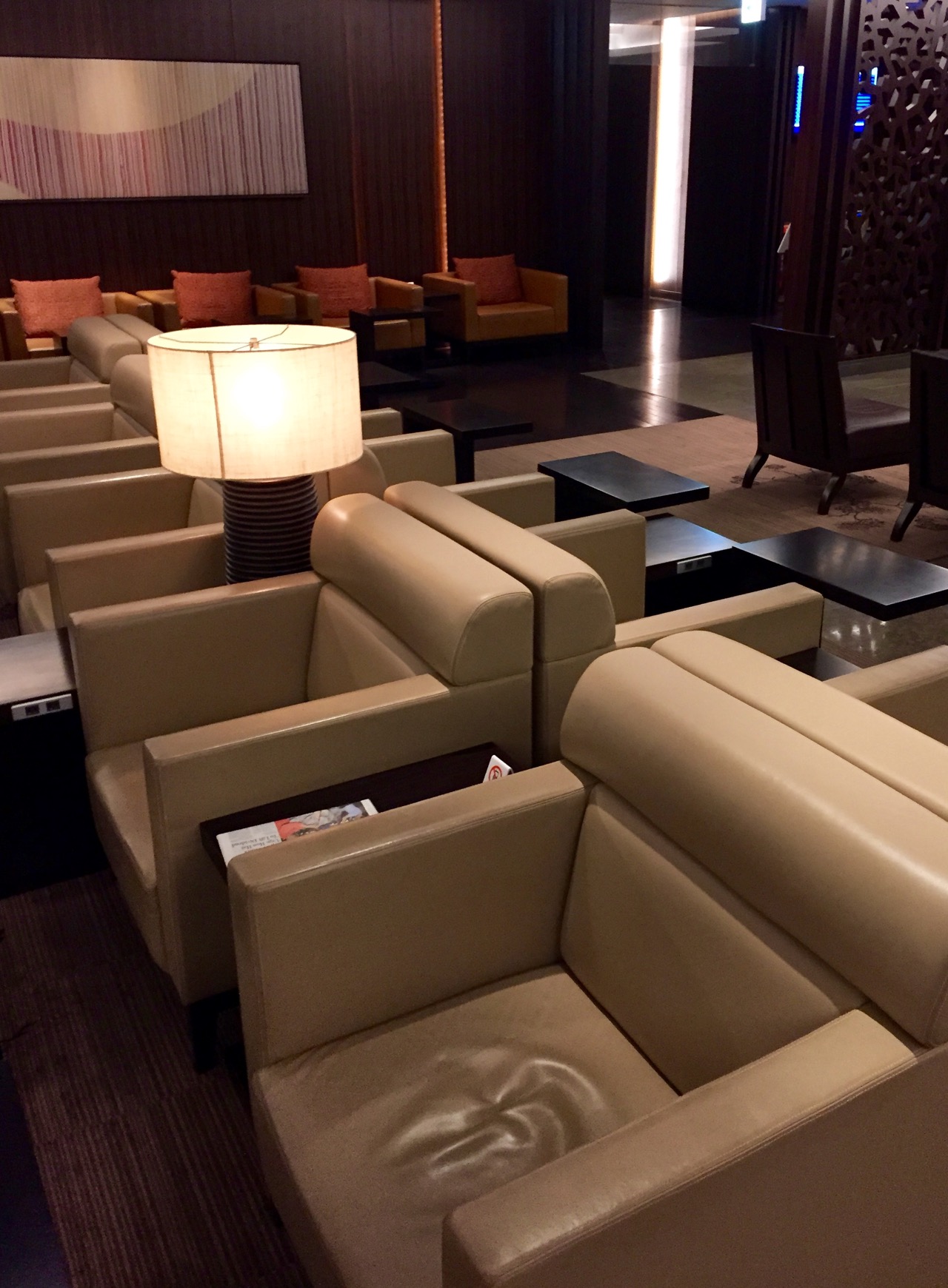 JAL Sakura First Lounge Narita - Seating (1) | Point Hacks