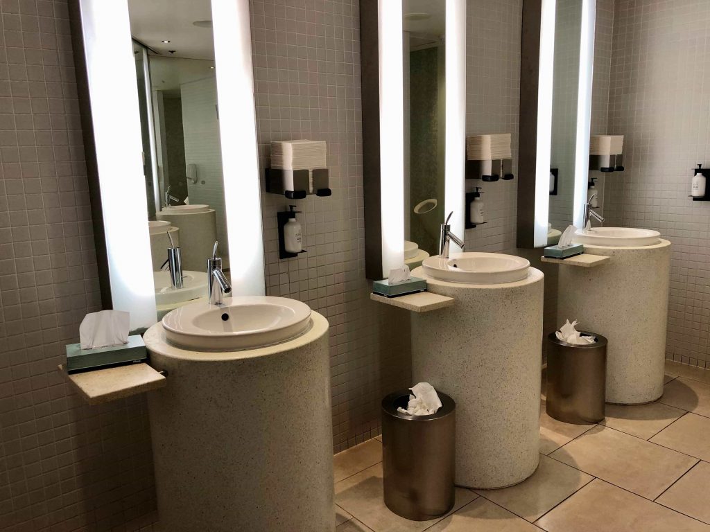 Qantas International Business Lounge Sydney bathroom