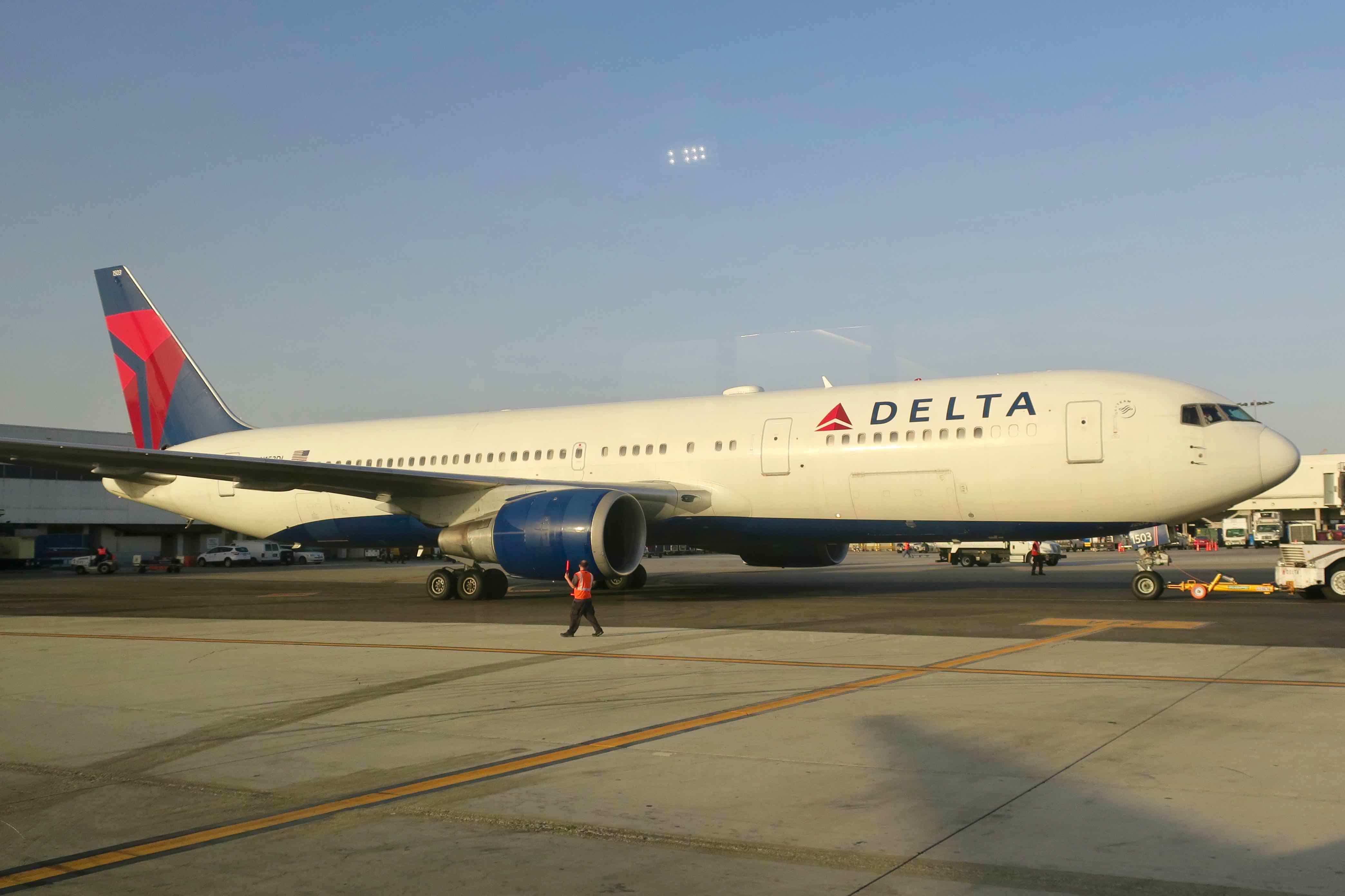 Delta plane on LAX tarmac