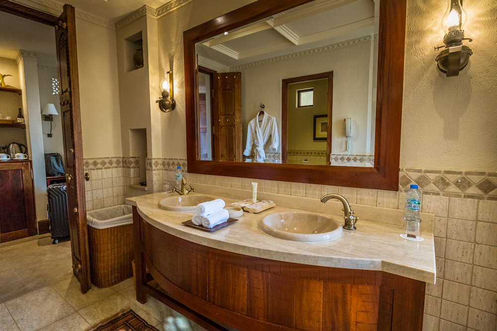 Al Maha, a Luxury Collection Desert Resort & Spa, Dubai - The Bedouin Suite bathroom