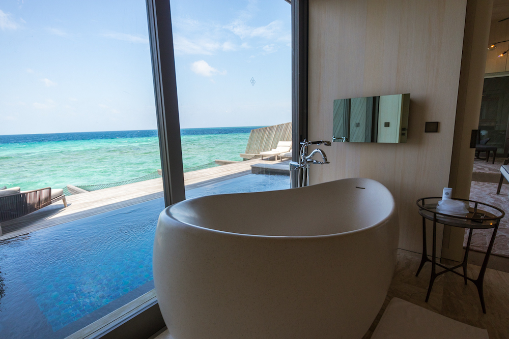 The St. Regis Maldives Vommuli Resort - Overwater Villa bathtub