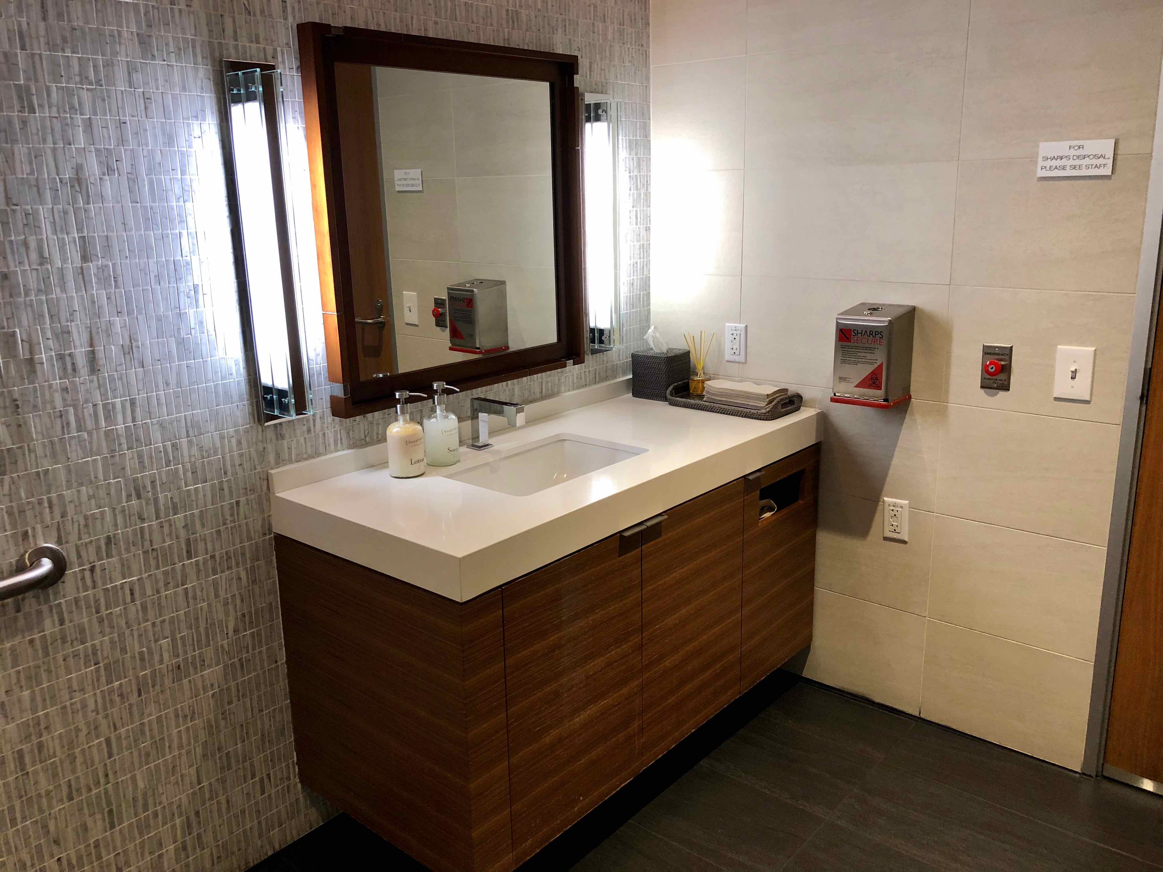 Star Alliance First Class LAX Lounge bathroom