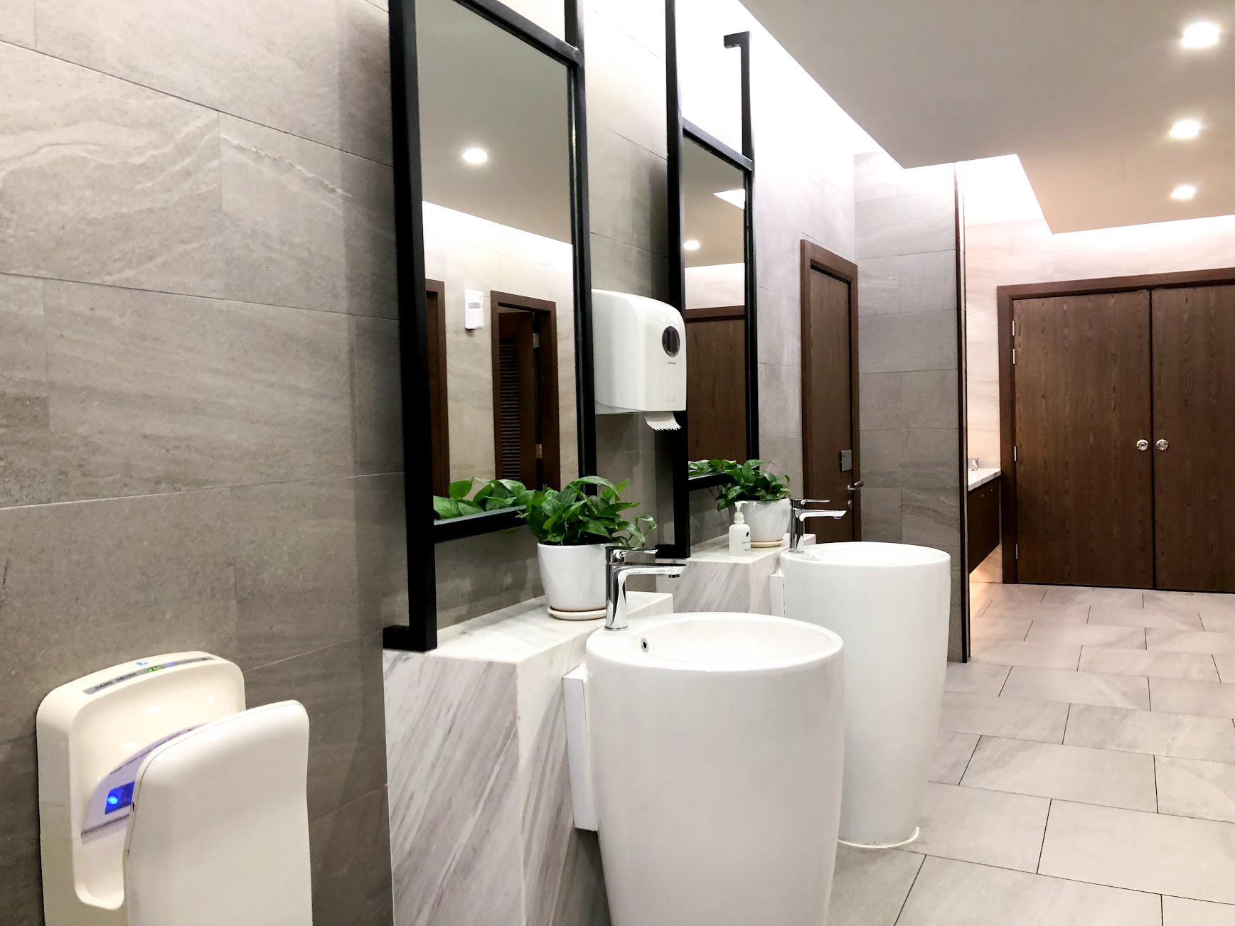 Malaysia Airlines Domestic Golden Lounge Kuala Lumpur bathroom