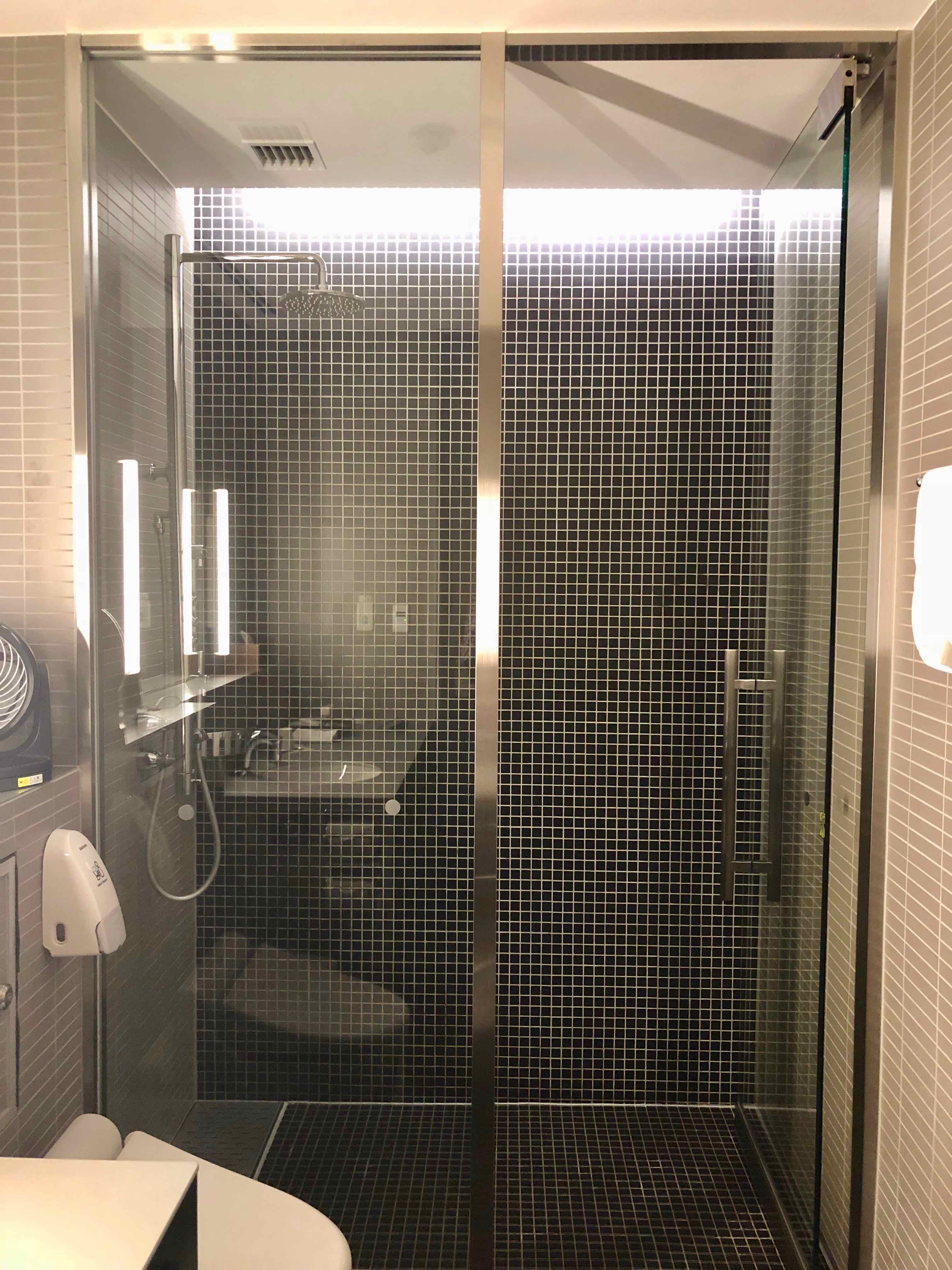 ANA Suite Lounge Haneda shower