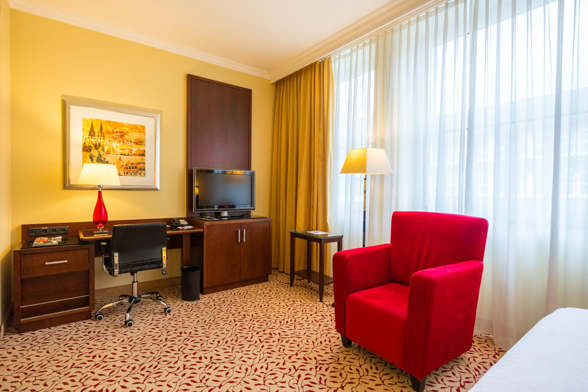 Cologne Marriott Deluxe - desk, tv and sofa
