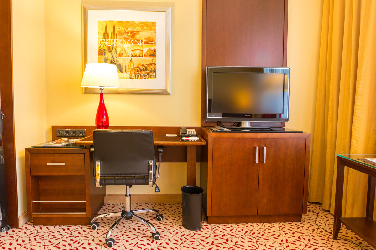Cologne Marriott Deluxe Room - Desk and TV