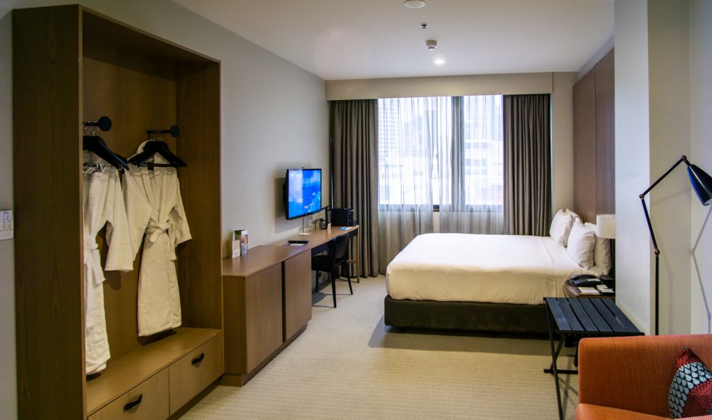 DoubleTree Hilton Melbourne King Room city view room