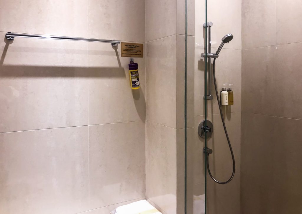 Emirates Lounge Singapore shower