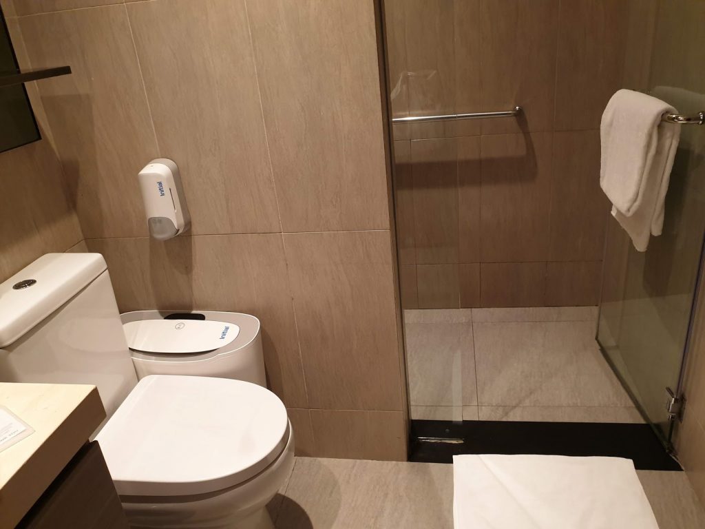 Plaza Premium Lounge Singapore bathroom