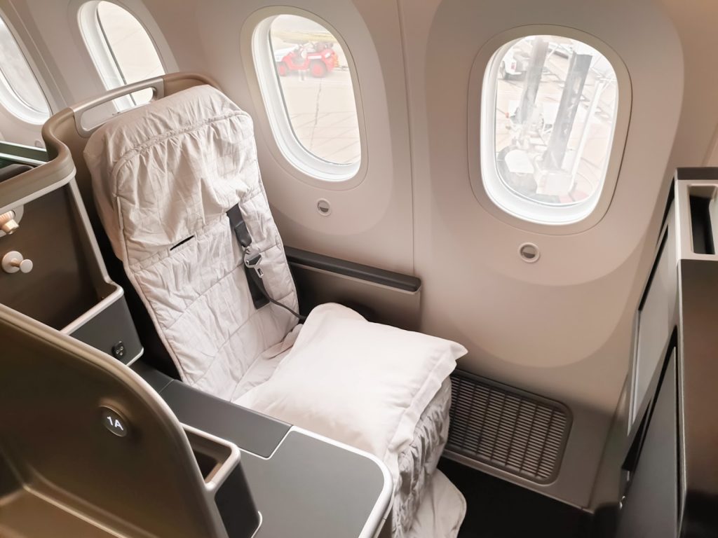 QF9 Qantas 787 Business Class full bedding