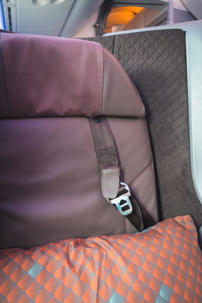 Singapore Airlines 787-10 Business Class seatbelt