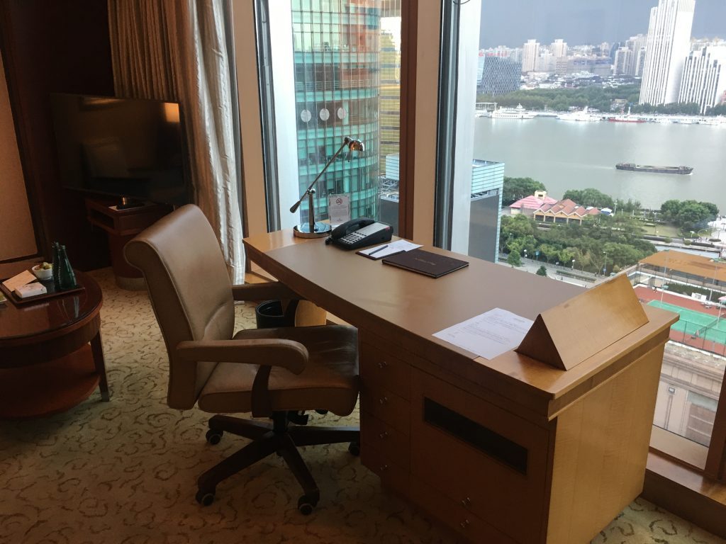 Shangri-La Pudong room work desk